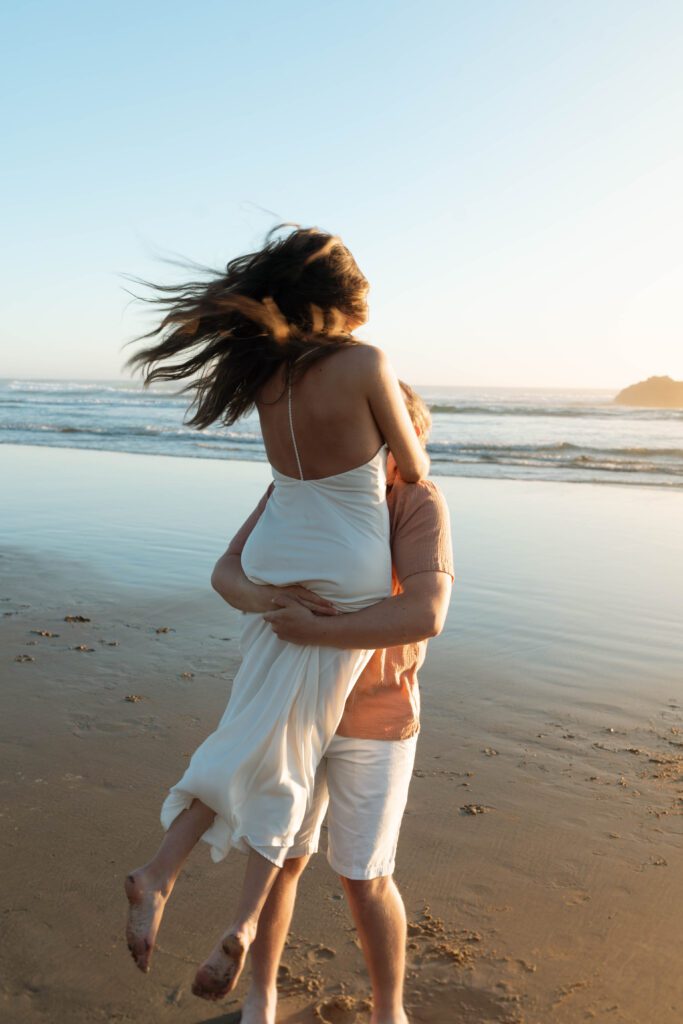 oregon coast engagement photos. destination adventure engagement photographer