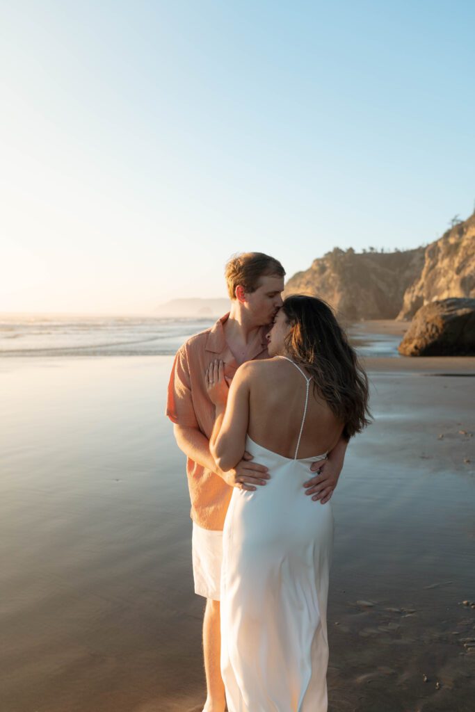 oregon coast engagement photos. destination adventure engagement photographer