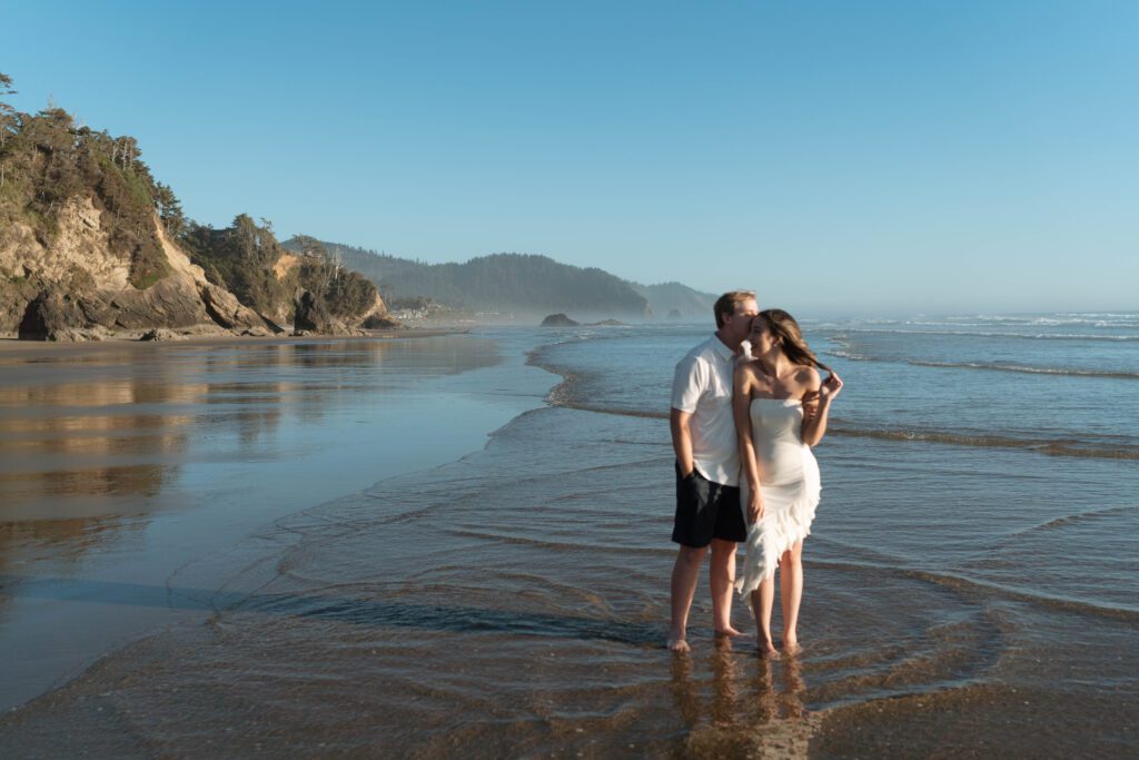 oregon coast engagement photos. destination adventure engagement photographer