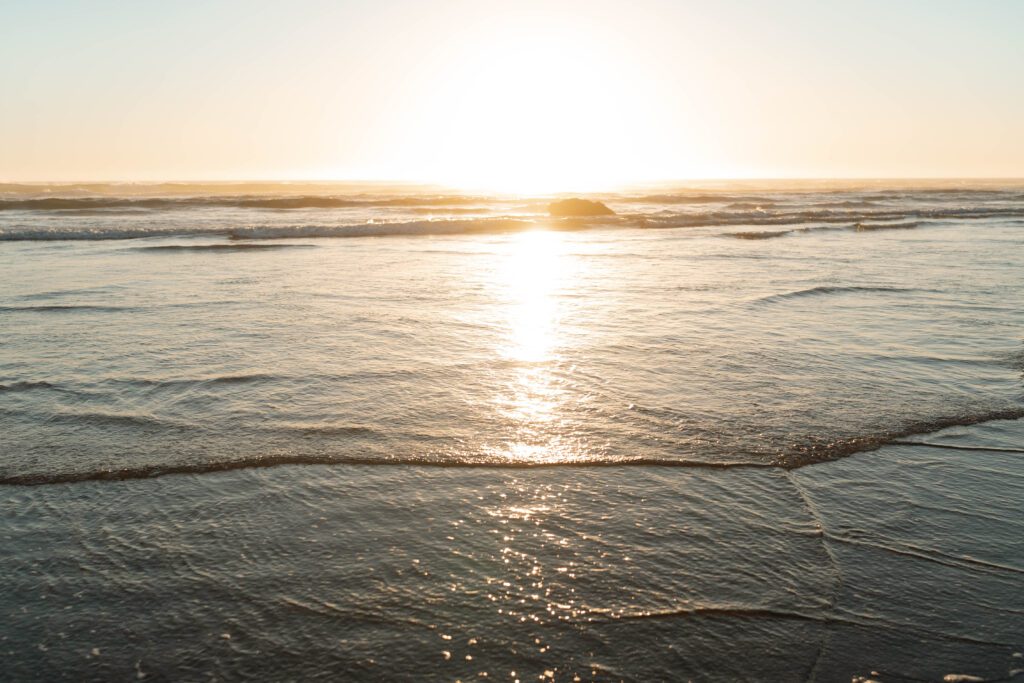 oregon coast engagement photos. destination adventure engagement photographer