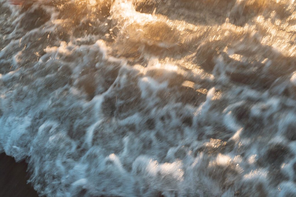 oregon coast engagement photos. destination adventure engagement photographer