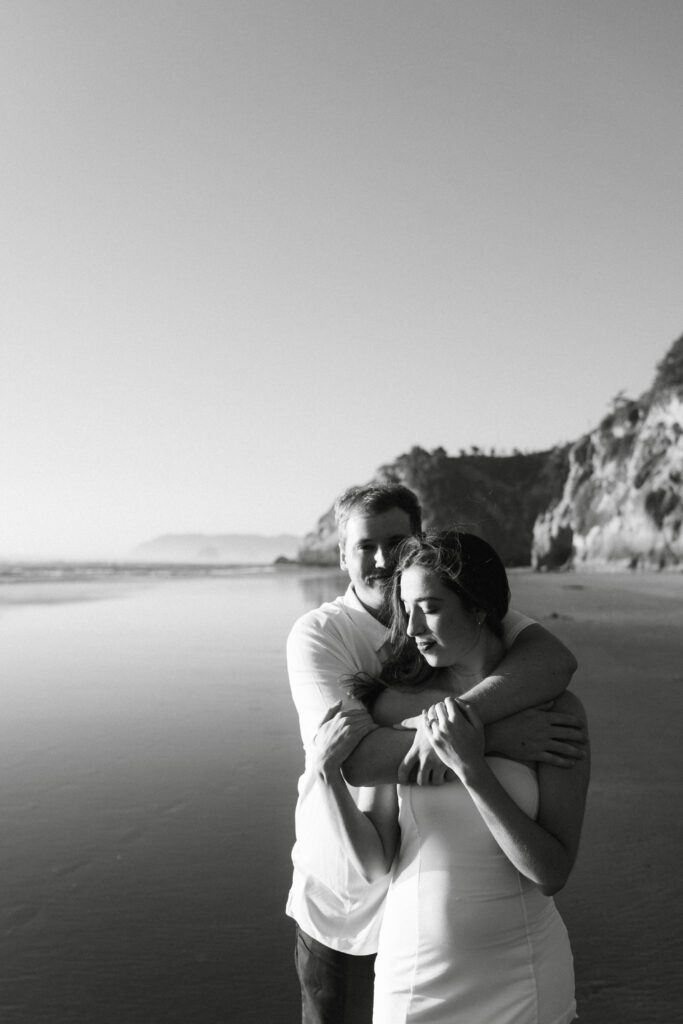 oregon coast engagement photos. destination adventure engagement photographer