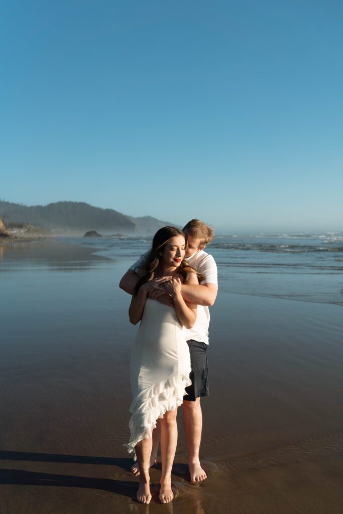 oregon coast engagement photos. destination adventure engagement photographer