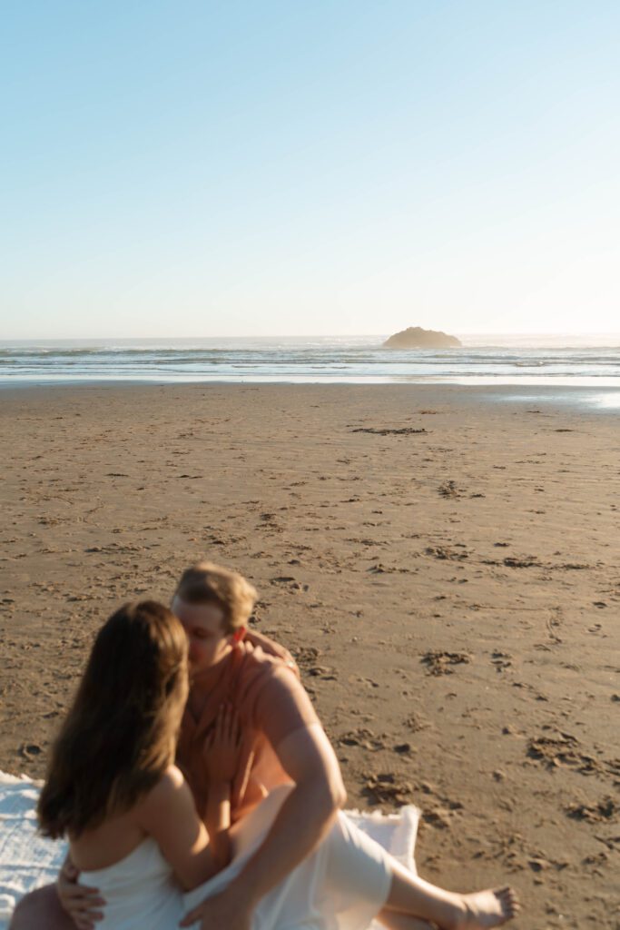 oregon coast engagement photos. destination adventure engagement photographer