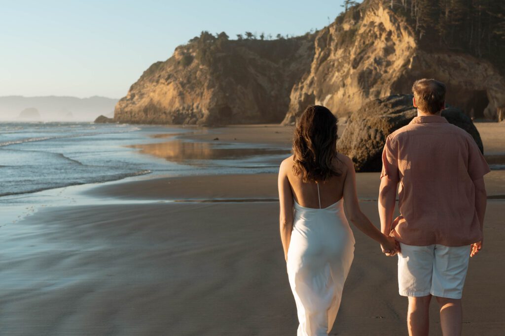 oregon coast engagement photos. destination adventure engagement photographer