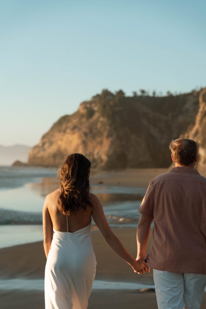 oregon coast engagement photos. destination adventure engagement photographer