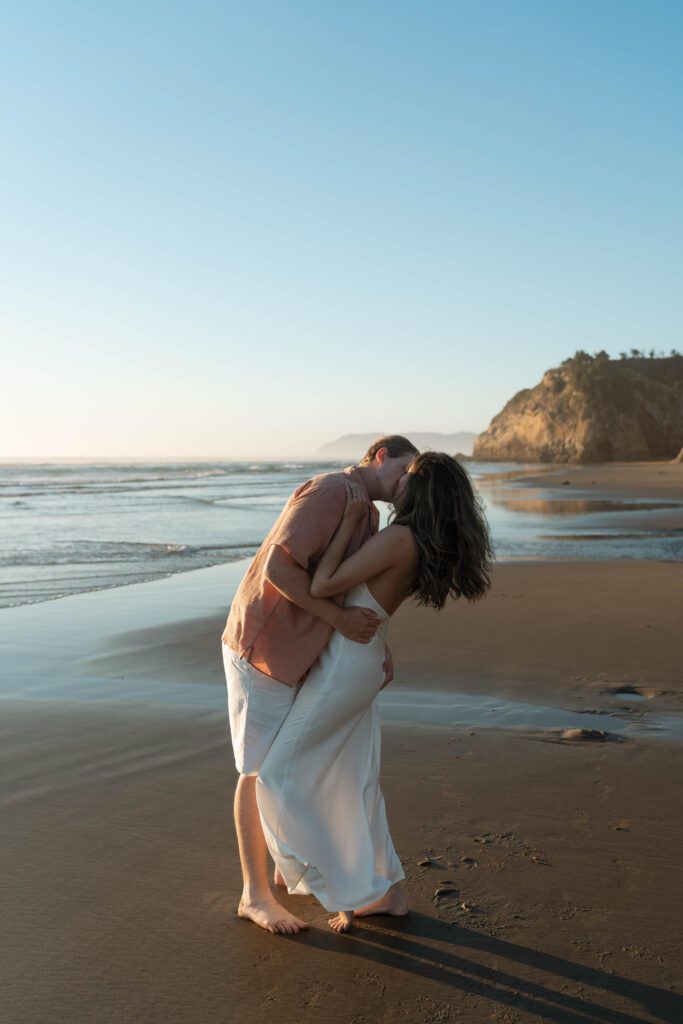 oregon coast engagement photos. destination adventure engagement photographer